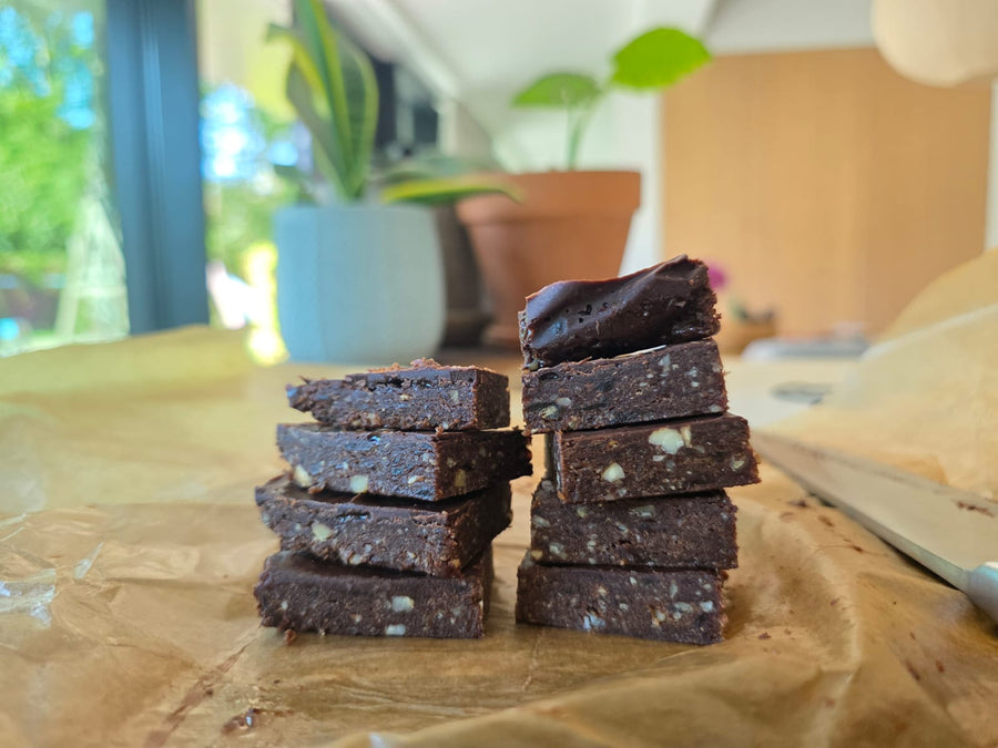 Gezonde no-bake brownies met dadels en noten