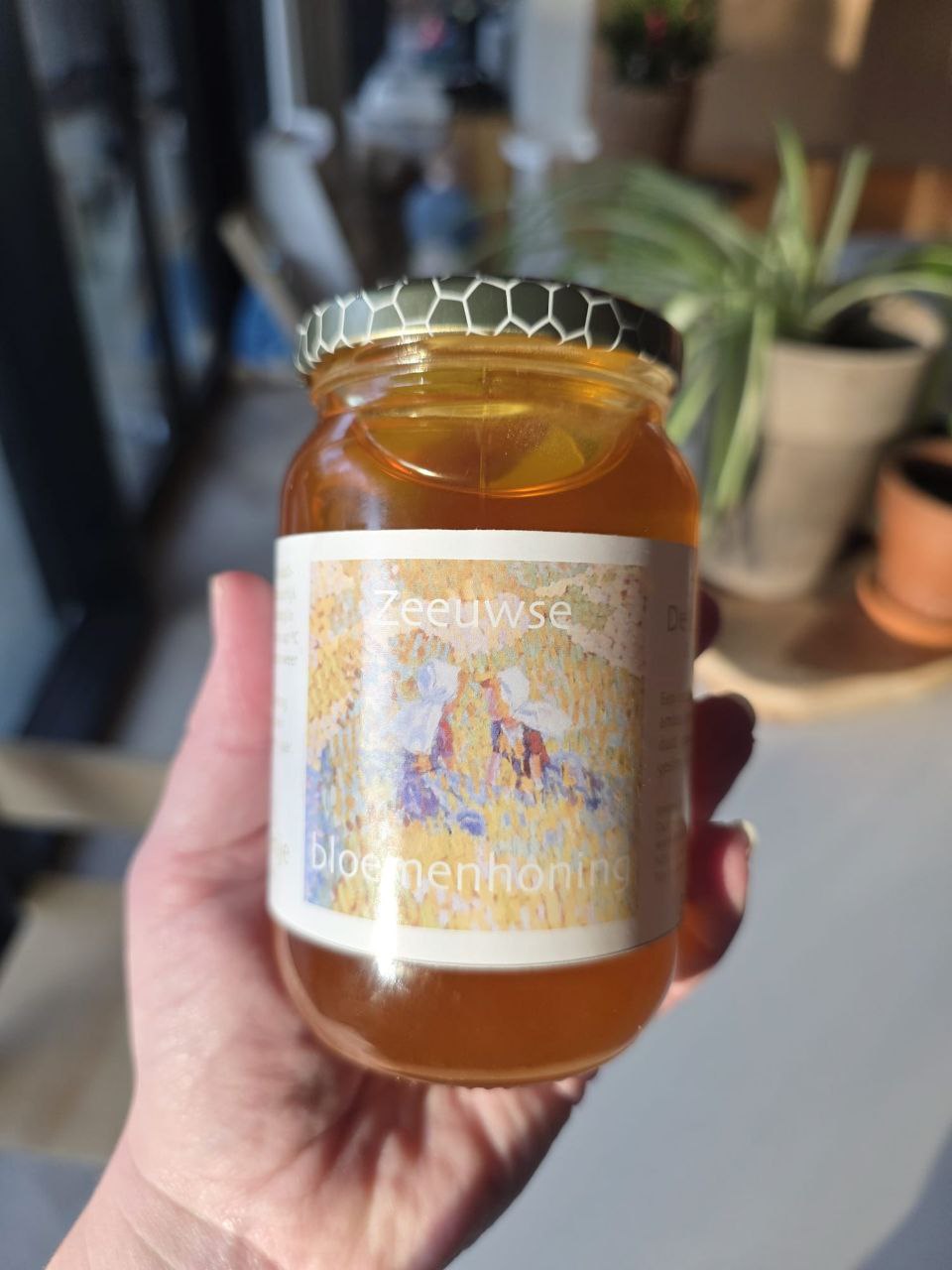 Troepvrije rauwe bloemenhoning