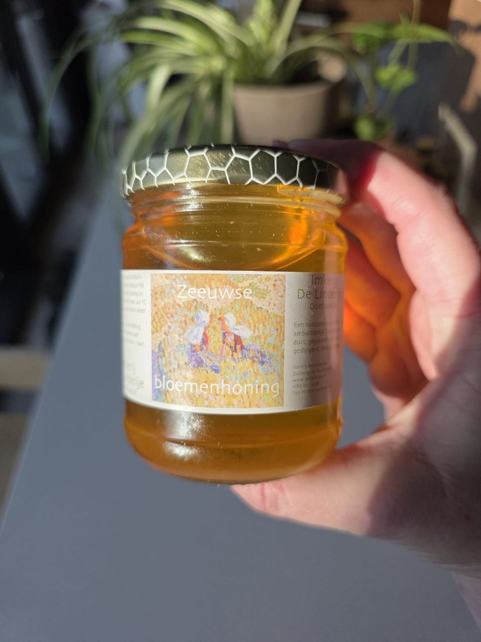Troepvrije rauwe bloemenhoning