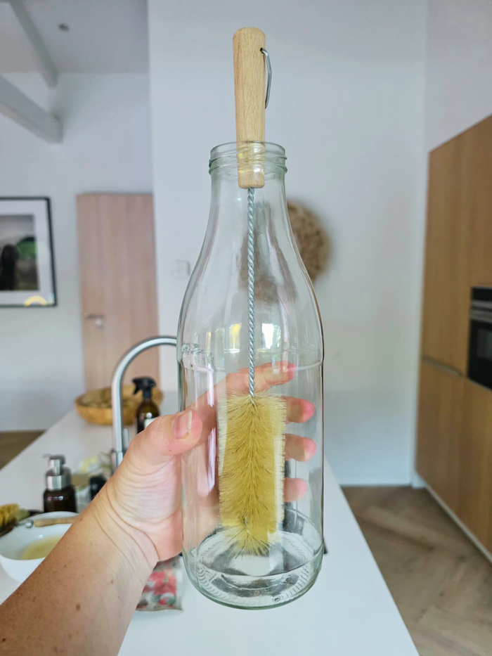 Plasticvrije flessenrager voor het schoonmaken van drinkflessen en glazen waterflessen.